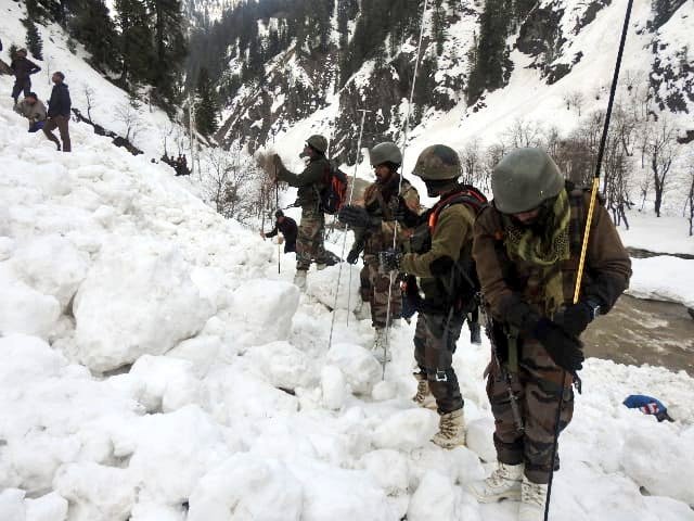rohil_bashir's tweet photo. #In_Pics
@ChinarcorpsIA alongwith @KashmirPolice rescued locals burried under a massive snow avalanche in #Machhal Sector of North Kashmir's #Kupwara district, this swift rescue operation was highly appreciated by local people.
@SudarshanNewsTV @adgpi @NorthernComd_IA https://t.co/fdglGjeTTs