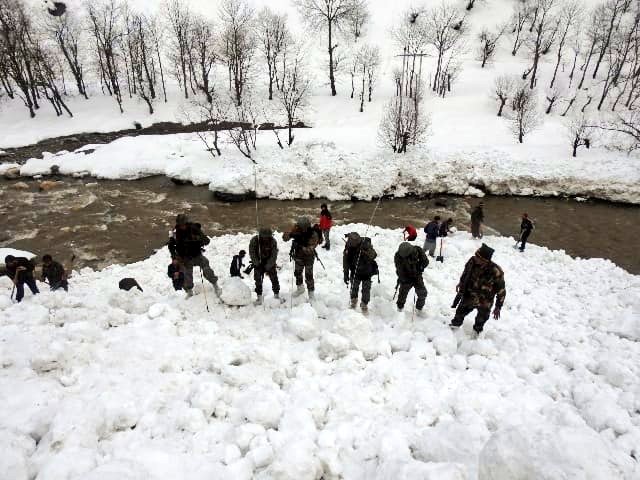 rohil_bashir's tweet photo. #In_Pics
@ChinarcorpsIA alongwith @KashmirPolice rescued locals burried under a massive snow avalanche in #Machhal Sector of North Kashmir's #Kupwara district, this swift rescue operation was highly appreciated by local people.
@SudarshanNewsTV @adgpi @NorthernComd_IA https://t.co/fdglGjeTTs