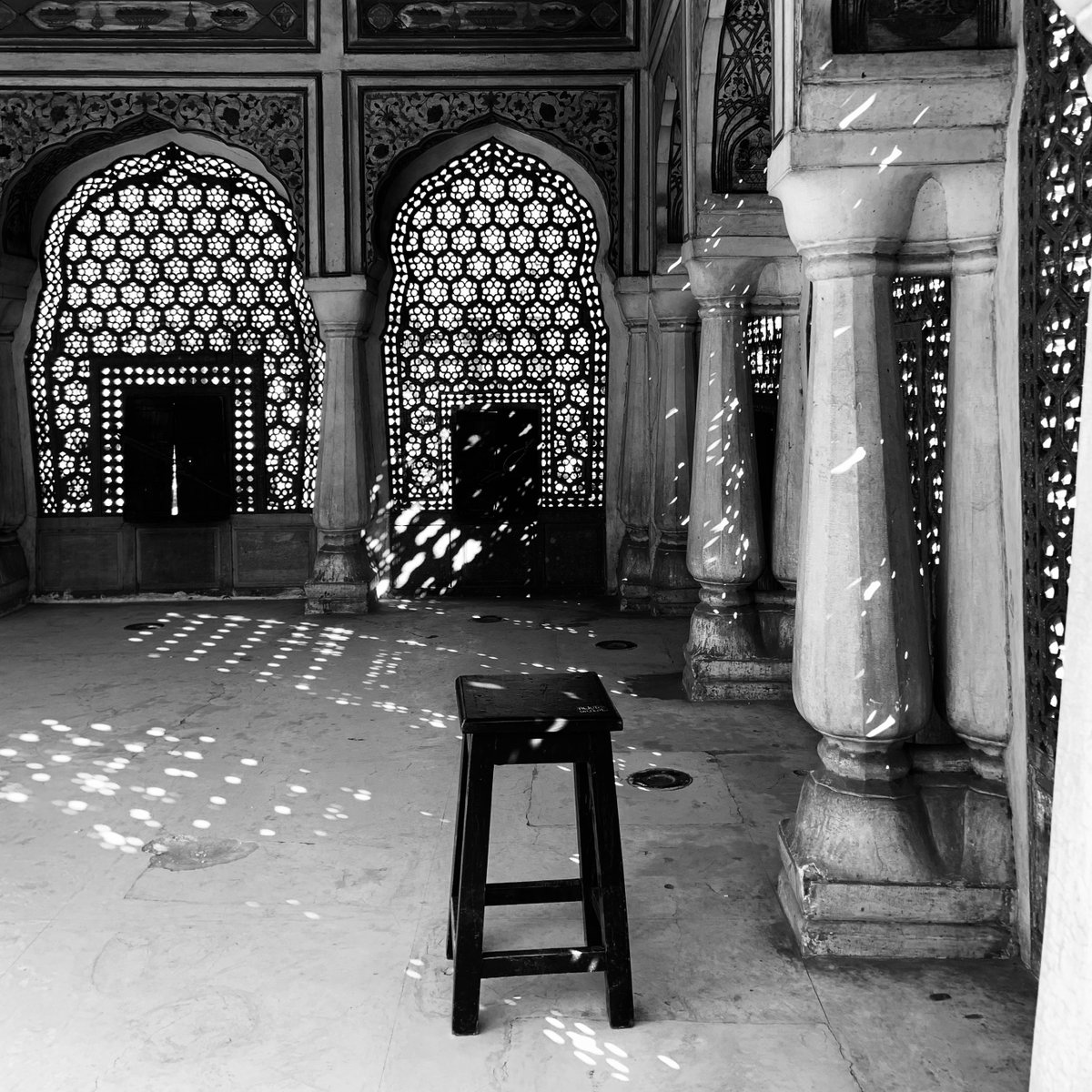mananchrome's tweet photo. in a glittery world;
portrait of an abandoned chair.

#chair #arch #jaipur #blackandwhitephotography #mananchrome https://t.co/kcNqIaRAO9