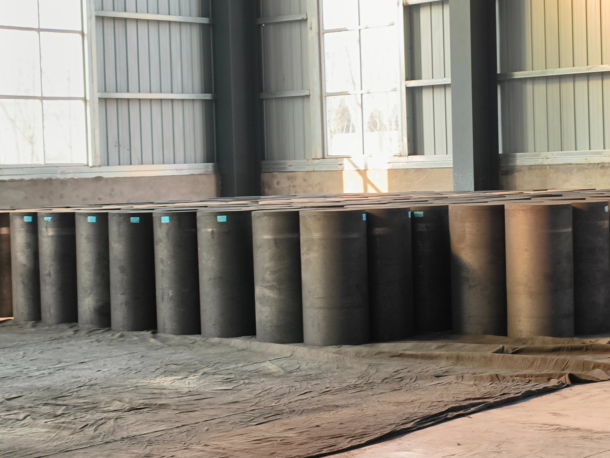 wenjiel60854689's tweet image. Compared with the general graphite crucible, the physical and chemical indicators of the high-resistant crucible for graphitization of lithium battery negative electrode materials are more optimized #lithiumbatterynegative #graphitization #electricvehicles #newenergy