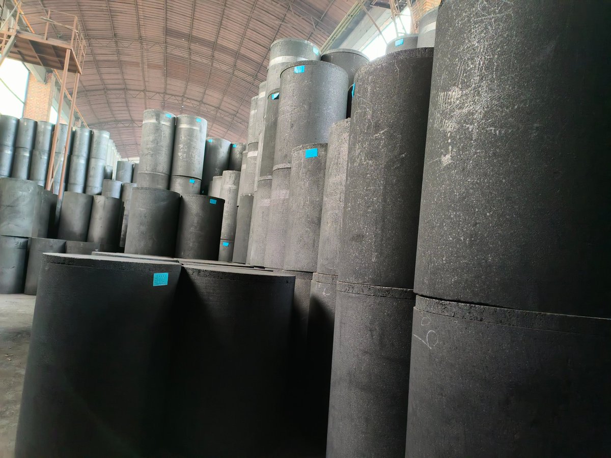 wenjiel60854689's tweet image. Compared with the general graphite crucible, the physical and chemical indicators of the high-resistant crucible for graphitization of lithium battery negative electrode materials are more optimized #lithiumbatterynegative #graphitization #electricvehicles #newenergy