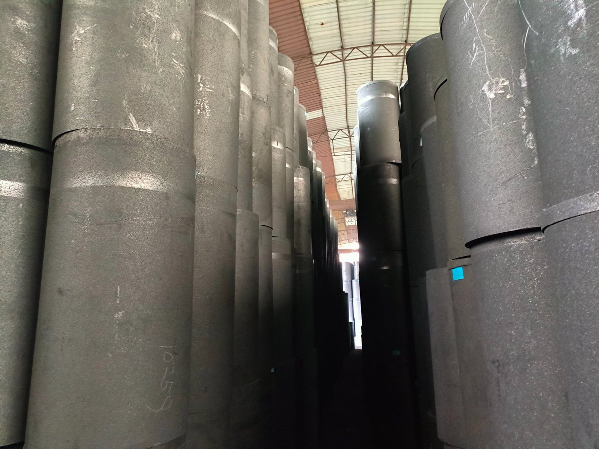wenjiel60854689's tweet image. Compared with the general graphite crucible, the physical and chemical indicators of the high-resistant crucible for graphitization of lithium battery negative electrode materials are more optimized #lithiumbatterynegative #graphitization #electricvehicles #newenergy