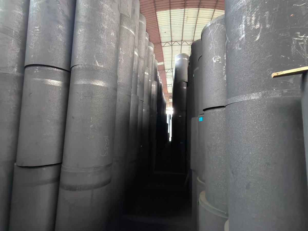 wenjiel60854689's tweet image. Compared with the general graphite crucible, the physical and chemical indicators of the high-resistant crucible for graphitization of lithium battery negative electrode materials are more optimized #lithiumbatterynegative #graphitization #electricvehicles #newenergy