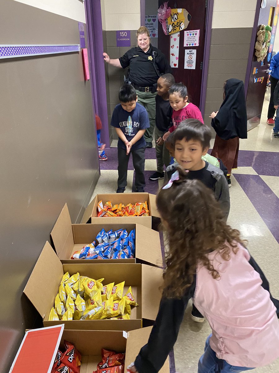 DishmanFRC's tweet photo. Random Acts of Kindness is always one of my favorite days! Thankful for the help from our amazing School Resource Officer! https://t.co/S8F2VE2fZV