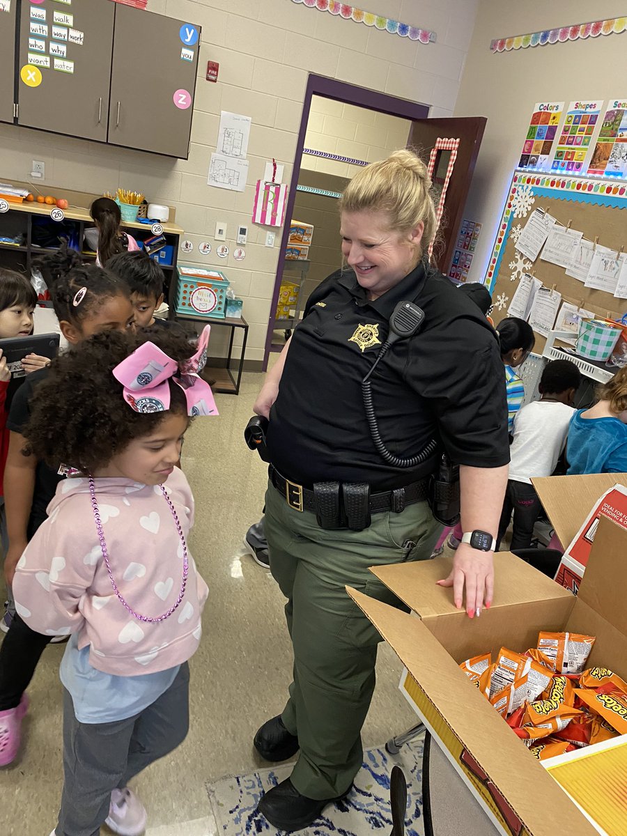 DishmanFRC's tweet photo. Random Acts of Kindness is always one of my favorite days! Thankful for the help from our amazing School Resource Officer! https://t.co/S8F2VE2fZV