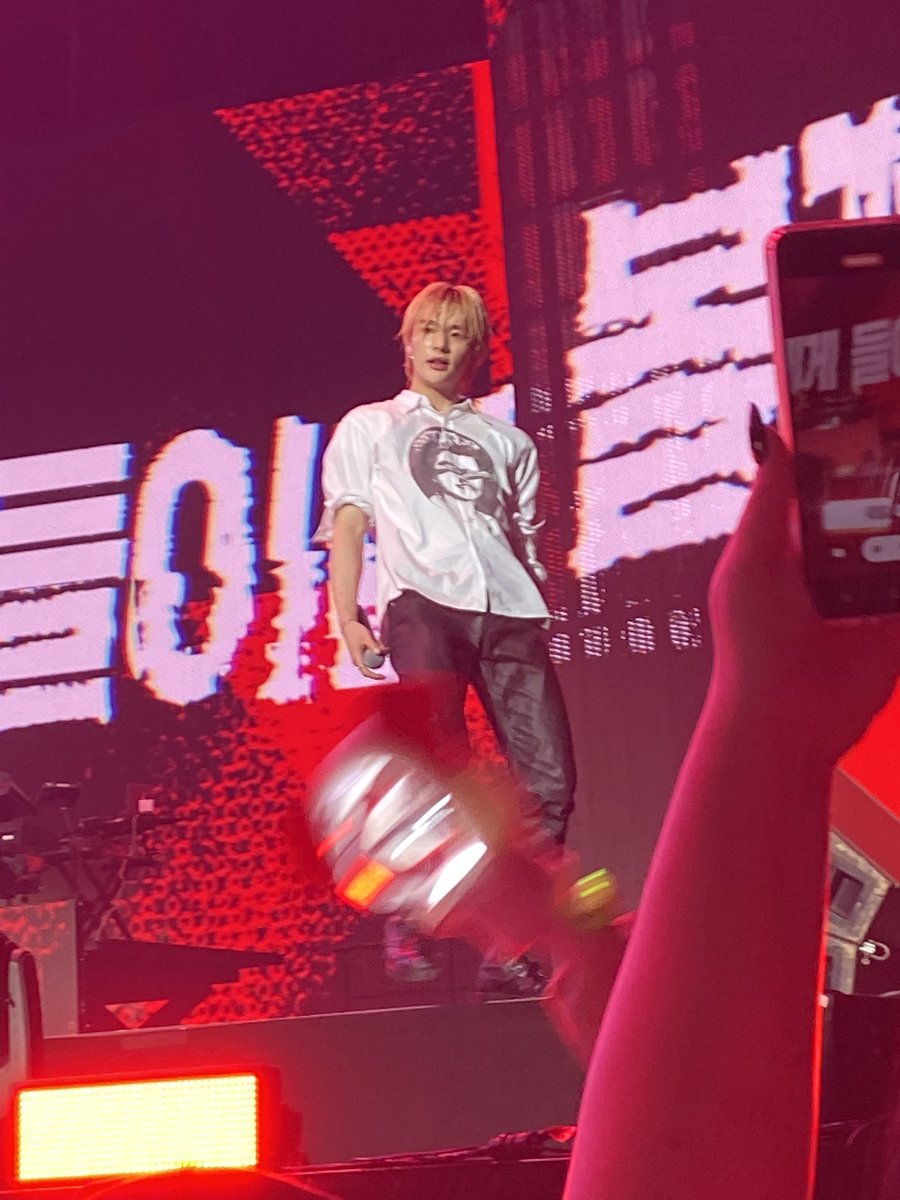 45funlittle's tweet photo. #maniactour #straykids #skz #aussietour #hyunjin #StrayKids_2ndWorldTour #straykidsaustralia @Stray_Kids https://t.co/L1o6XOei9I