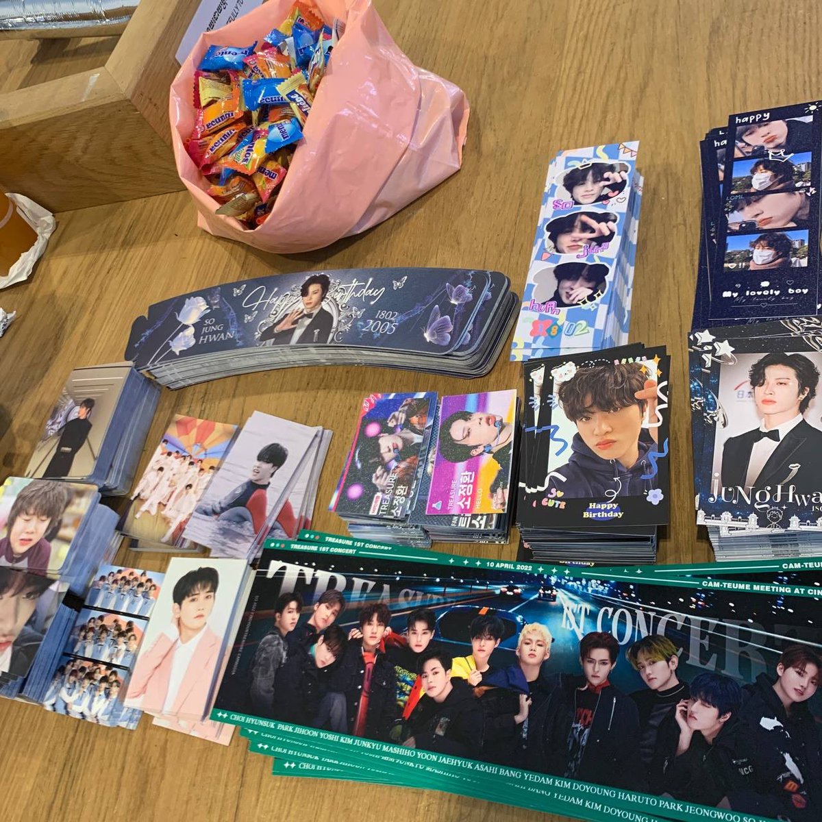 FYTREASURECAM's tweet photo. WE'RE READY TO SEE YOU GUY THIS AFTERNOON 💙

Come to celebrate Junghwan 18th Birthday together with us ~ 

📍AVENUE: HEEKA IFL 
⏰ 1PM - 5PM 

3.50$ DRINK : 1 GIFT SET 

AVAILABLE ONLY #100SET 

🚧 FREE ENTRY 🚧

#sjbabyoppabdparty https://t.co/AblcyAtfEK