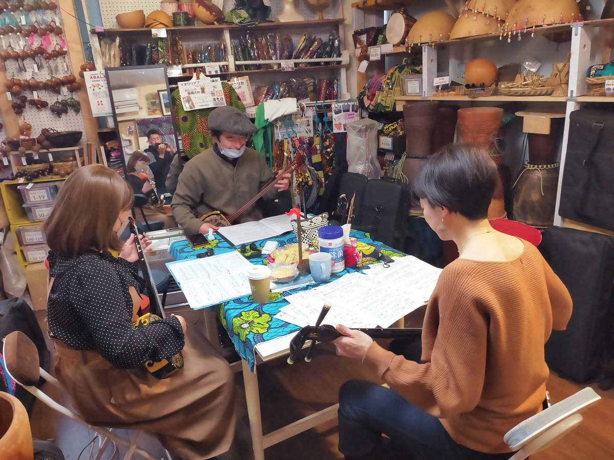npo_ichigojam's tweet photo. 月イチ開催の三線workshop開催中
#入江規夫 #三線 #wontanaratokyo https://t.co/XVgX5jdZAt