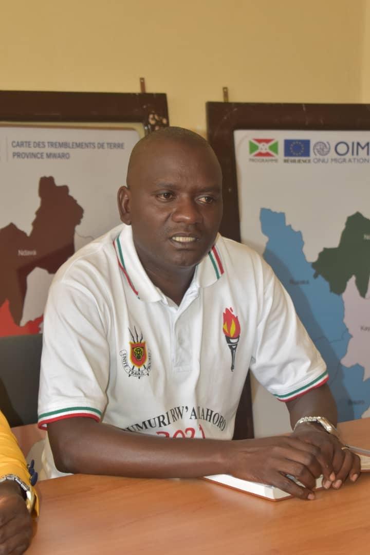 CDJI12's tweet photo. #Mwaro: Une formation en technique d'élevage des poules est en cours en @MwaroProvince . Elle est organisée par le centre d'incubation des projets, un des  départements de la coopérative @CDJI12 .Les habitants de cette localité avaient soif de telles formations.@PAEEJ_Burundi https://t.co/b1TLBGbXyo