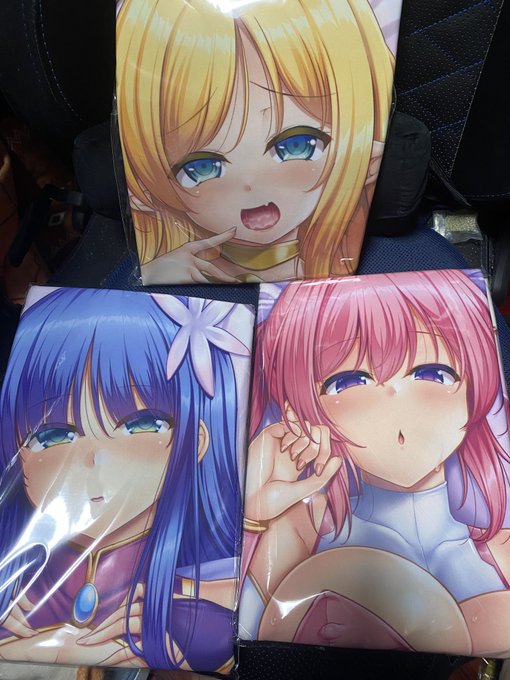 昨年原画描かせてもらったエロゲの公式抱き枕届いた(❁'ω`❁) 