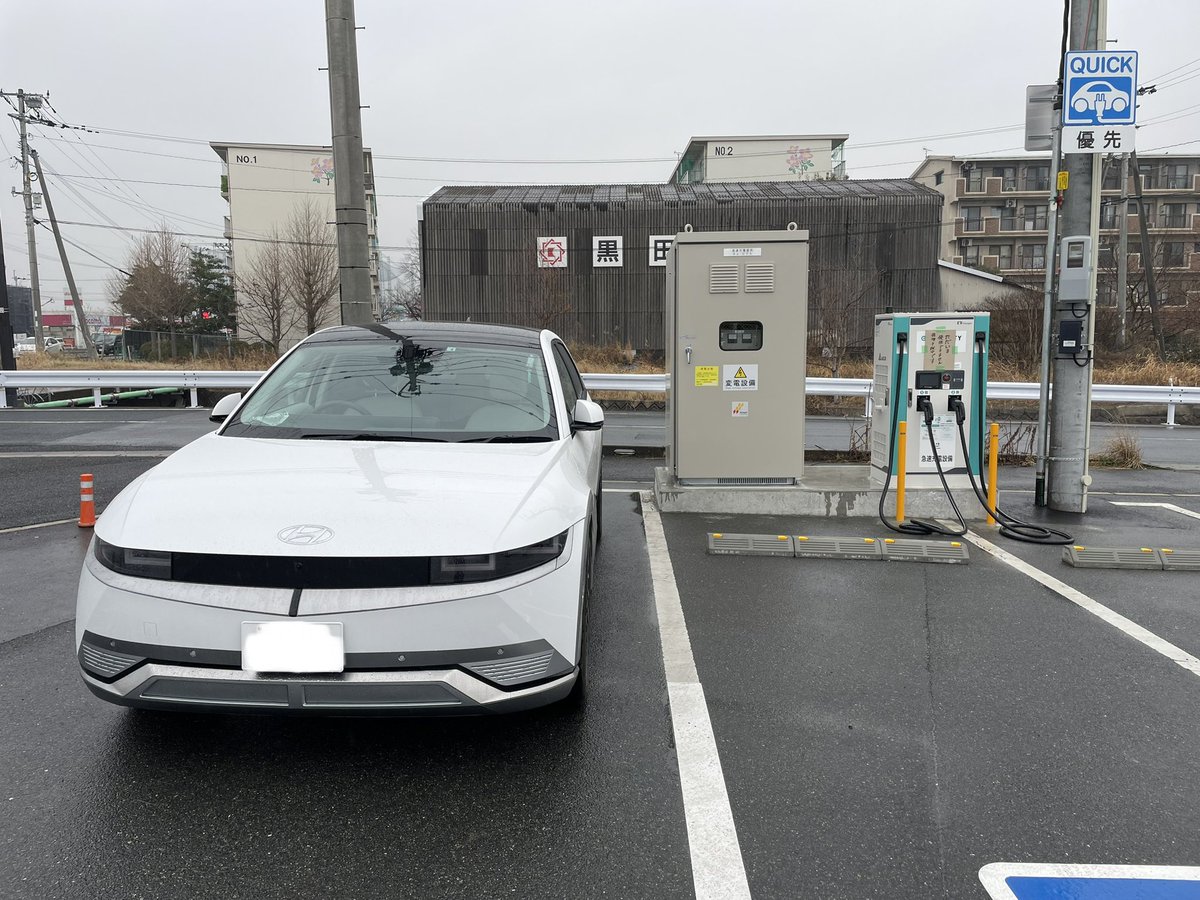 福岡県久留米市にあるファミマの急速充電器を見てきました。
今は修理中と書かれてますね‥