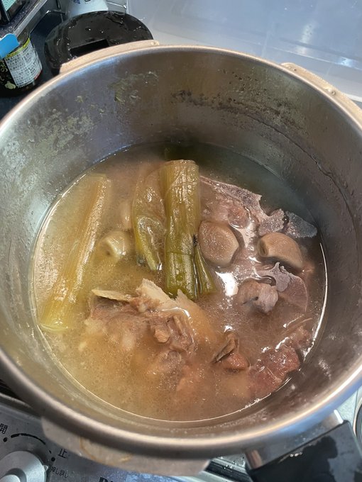 スープにチャーシュー用の肉と背脂を投入してもう1時間火をかけたら明日まで寝かします 