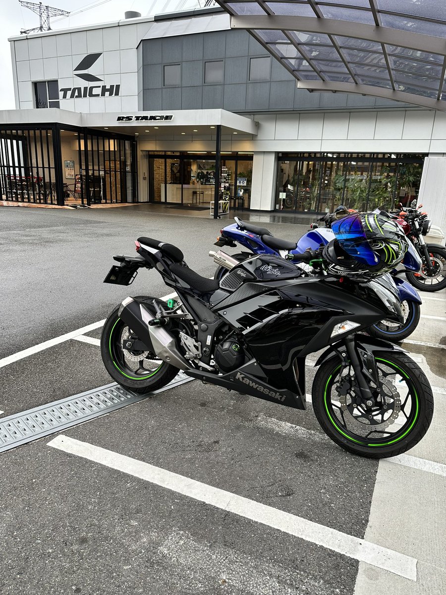 Ma8179Sa7715Ki's tweet image. 空堀の自転車屋さんからのタイチさんに着きました🏍
ジャケットのプロテクター購入とヘルメットのシールド交換終了です😊
@funaken47 
@taichi_official 
@TAICHI_Store 
@OGK_KABUTO 
#kamui3