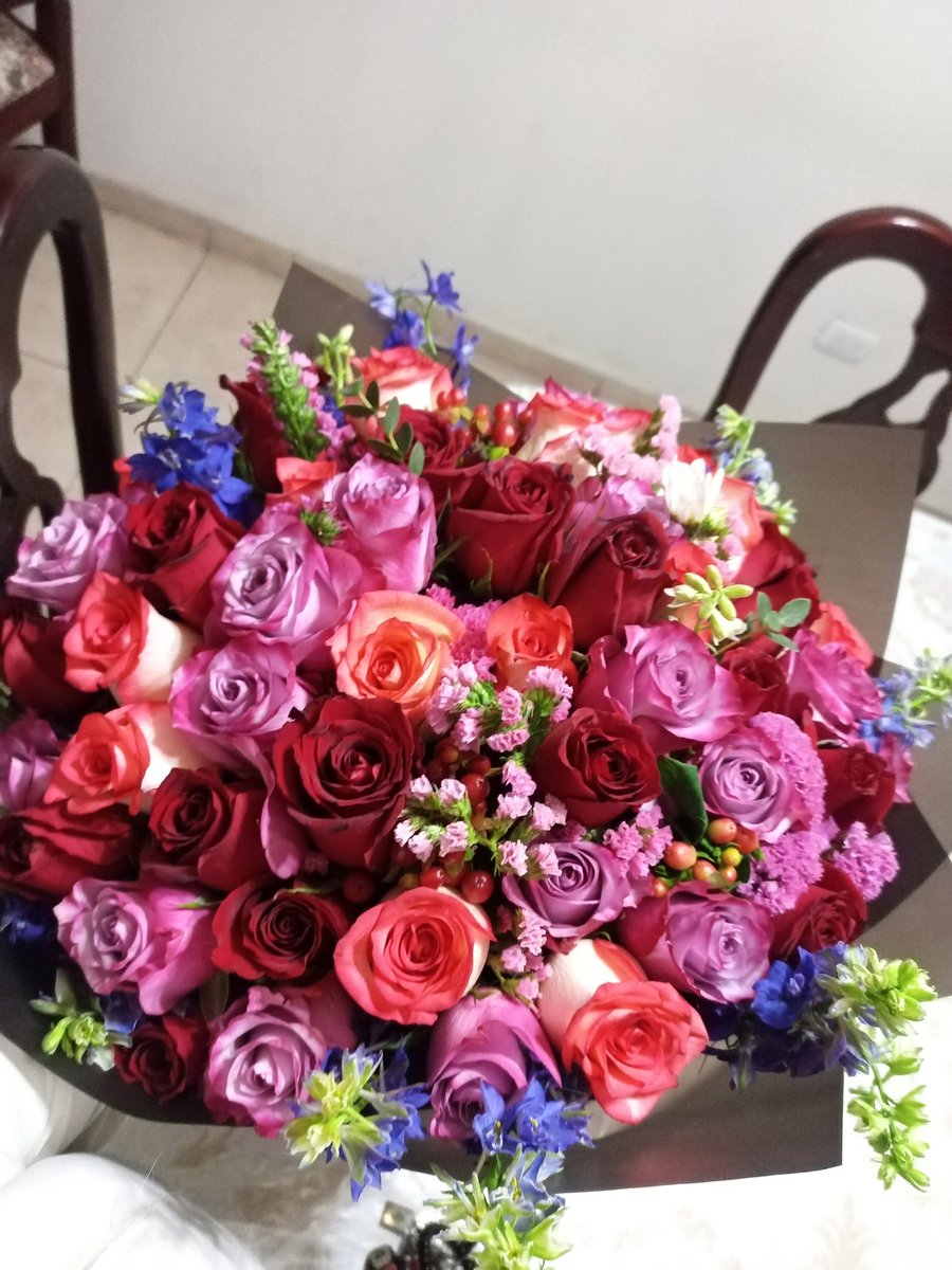 gabs_offi's tweet photo. Hoy llegaron por mi  a mi casa con estas flores y una cartita donde tenía que sacar a scaner algo, y cuando lo hice, eran los boletos de nodal en las primeras filas 😍 una sola vez bastó para decir que yo quería ir al concierto, para que me dieran de 14 de feb los boletos 💖 https://t.co/sWYhXnqrbS
