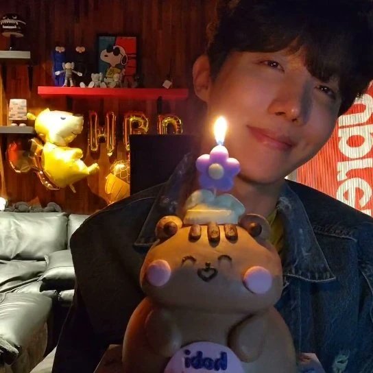 BhatKulsum99's tweet photo. Happy birthday Sunshine 🎂🎉💜#HappyBirthdayJhope #HopeDay #JhopeBirthday #JackInTheBox #BTS #Army #Hobi #ourhope #oursunshine https://t.co/CgTLs9dber