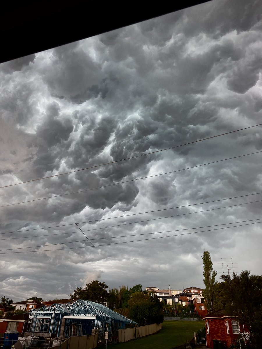 LeisureCoaster's tweet photo. Here we go….again! #wollongong #unanderra #storms https://t.co/yg9hPEqGe4
