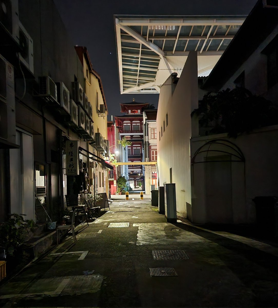 BrianSiow2's tweet photo. Don't be afraid #darkness #light #backlane #photography #darkphoto #streetlight https://t.co/AfSRt25kWF
