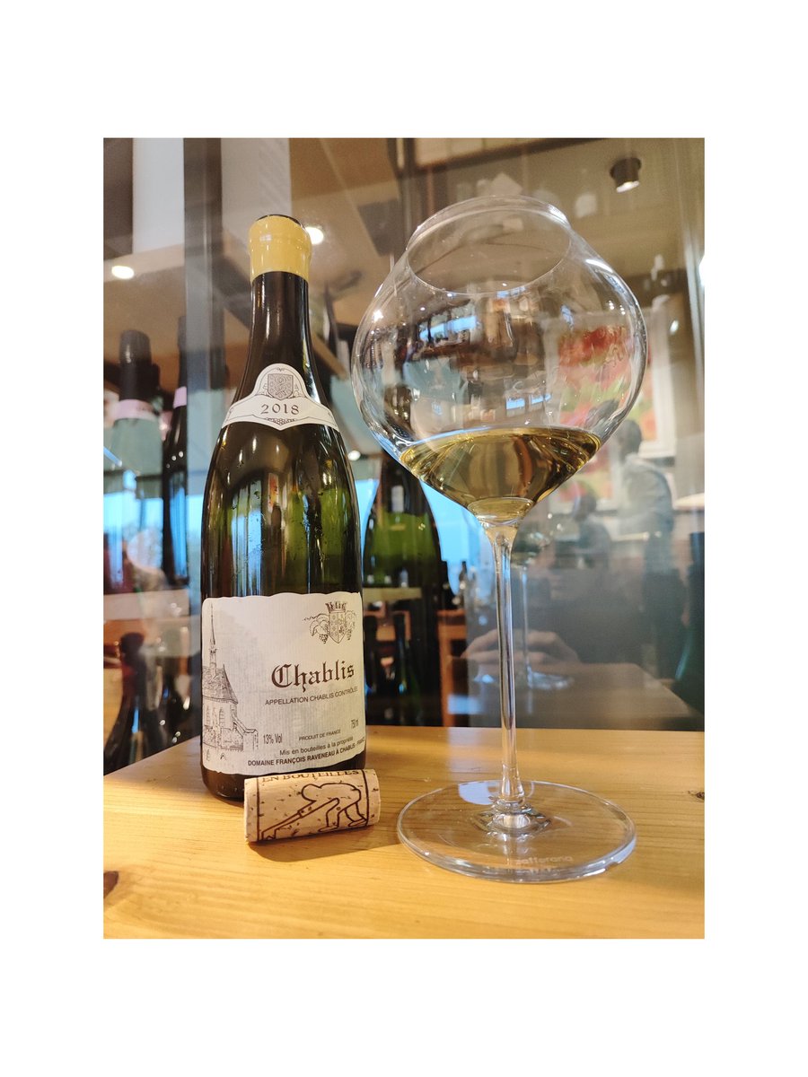 Chablis 2018
@domaineraveneau 

•Iodio
•Gesso
•Fiori e Miele d'acacia 

Il punto di riferimento a Chablis

"Una libellula, le sue ali sottili e  leggere come la seta e il suo corpo colore dell’arcobaleno."
(Daniela I. Norris)

#chablis #burgundy #wine