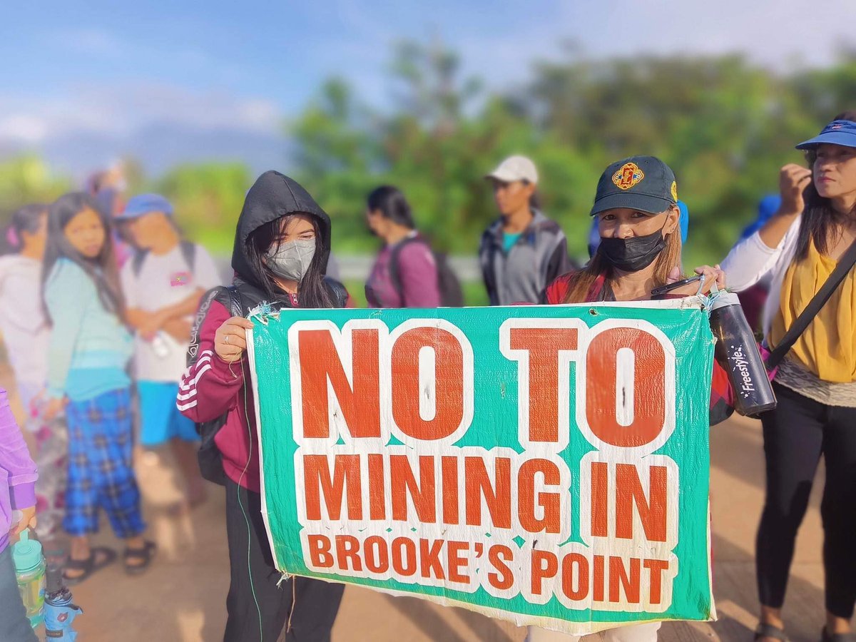 atm_philippines's tweet photo. TIGNAN: Nagsagawa ng Barikada Kontra Mina ang mga makakalikasang grupo sa harapan ng minahan sa Brookes Point Palawan, Sabado, Pebrero 18, 2023.
#NoToMiningInBrookesPointPalawan
#SavePalawan https://t.co/RqQknvik6D
