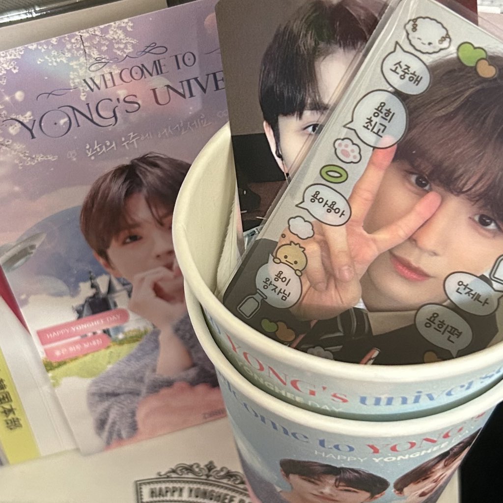 y0y217's tweet photo. 📍카페 사운드웨이브

여기는 정말 용이의 우주에 온듯한 포토존이 넘 예뻤어용 특전 중에서도 스티커팩이랑 포카프레임이 진짜 넘넘 꾸요워요.. 코기뮹 천지 짱.. >.♡
#용희_생일에_놀러오십쇼 https://t.co/XH26i9Zaav