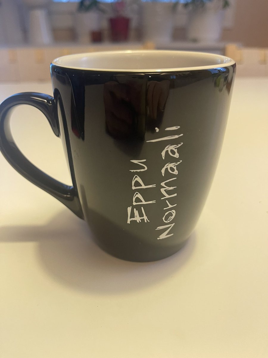 Kahvimukitwiitti. Tänään juon kahvini Eppu Normaali-mukista, koska en omista Yö-mukia. Pääasia on, että #EnsinJuodaanAinaKahvit #Joutsenlaulu #Nääs