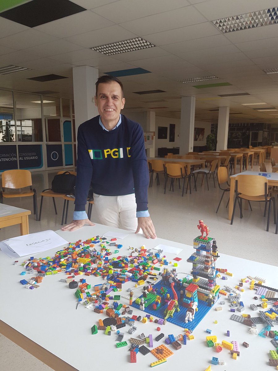 Innovador taller Let's Play (Lego Serious Play) a càrrec de Pablo Riquelme González.

#jornada
#aadeseconomia
#jornadasandaluzasenseñanzaeconomia
<a href="/priqgonz/">pablo riquelme</a>