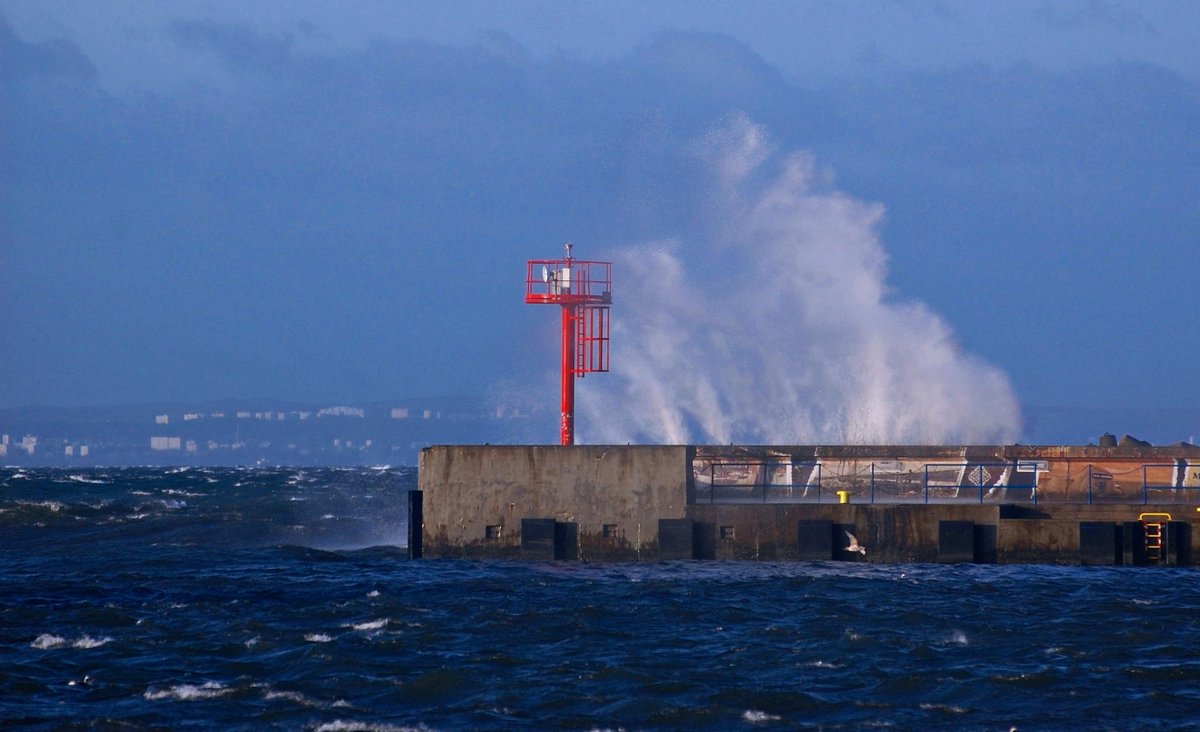 JaroJank's tweet photo. Cyklon #Ulf przy #Helu 🌬️🌊
#CyklonULF #wybrzeże #PółwysepHelski #MorzeBałtyckie #Zatokapucka #SilnyWiatr #wiatr #wichura #uwaga #fale #Hel #port #luty2023 #pogoda #widok #pocztowkazpolski #fotografia #fotografiakrajobrazowa @MeteoprognozaPL @alarmpogodowy https://t.co/6soViJ9rjg