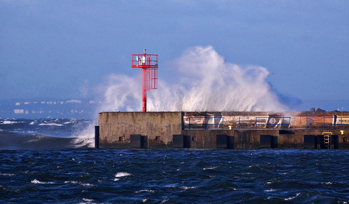 JaroJank's tweet photo. Cyklon #Ulf przy #Helu 🌬️🌊
#CyklonULF #wybrzeże #PółwysepHelski #MorzeBałtyckie #Zatokapucka #SilnyWiatr #wiatr #wichura #uwaga #fale #Hel #port #luty2023 #pogoda #widok #pocztowkazpolski #fotografia #fotografiakrajobrazowa @MeteoprognozaPL @alarmpogodowy https://t.co/6soViJ9rjg