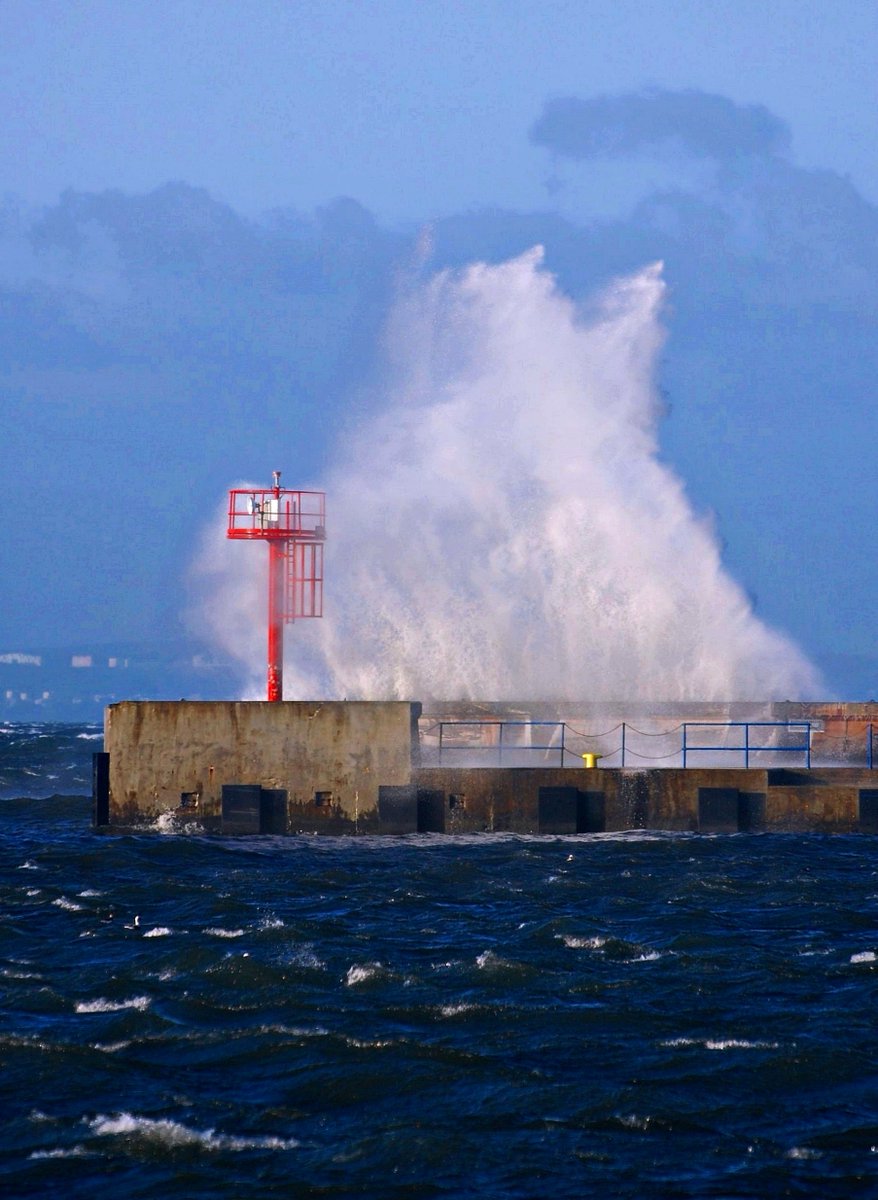 JaroJank's tweet photo. Cyklon #Ulf przy #Helu 🌬️🌊
#CyklonULF #wybrzeże #PółwysepHelski #MorzeBałtyckie #Zatokapucka #SilnyWiatr #wiatr #wichura #uwaga #fale #Hel #port #luty2023 #pogoda #widok #pocztowkazpolski #fotografia #fotografiakrajobrazowa @MeteoprognozaPL @alarmpogodowy https://t.co/6soViJ9rjg