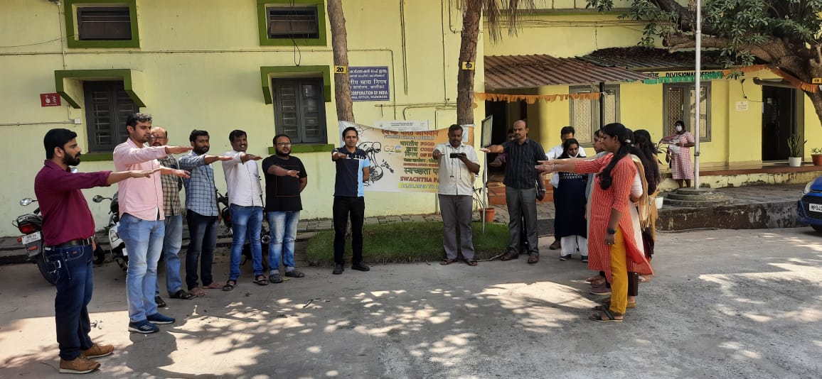 DoKozhikode's tweet photo. भारतीय खाद्य निगम में आयोजित हो रहे स्वच्छता पखवाड़ा के अंतर्गत 17.02.23 को मंडल कार्यालय कोष़िक्कोड में कर्मचारियों और अधिकारियों द्वारा स्वच्छता शपथ ली गई साथ ही कार्यालय परिसर, घर और आस-पास के क्षेत्र को साफ़ सुथरा रखने का संकल्प लिया गया।@FCI_India @fcisouthzone_pr @FciKerala https://t.co/V0WUaPwu4h