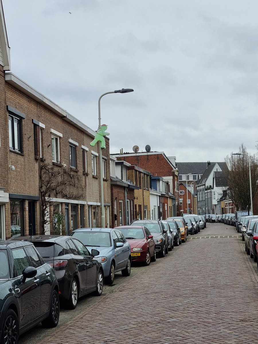 lott_e's tweet photo. @AnneJessicaLise Hier Victor Veilig in de hoogte 'we willen een Victor maar onze geparkeerde auto gaat voor'
Groetjes uit Breda :) https://t.co/TwYT7L0scR