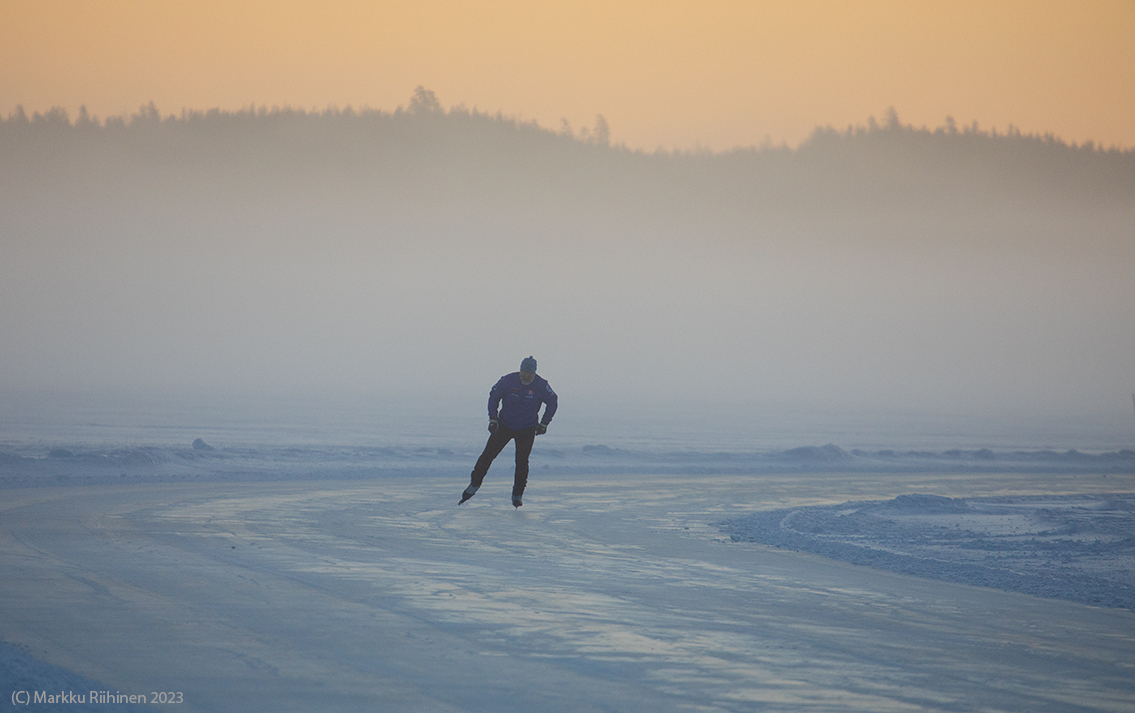 A lonely ice skater
on Lake Kallavesi

#Kuopio #Finland
#Lake #Kallavesi

#sunrise #sunshine #sun 
#nature #weather #winter #travel
#photography #auringonnousu 
#sää #luonto #talvi #skating #outdoors 
#valokuvaus #sport #iceskating 
#matkailu #luistelu