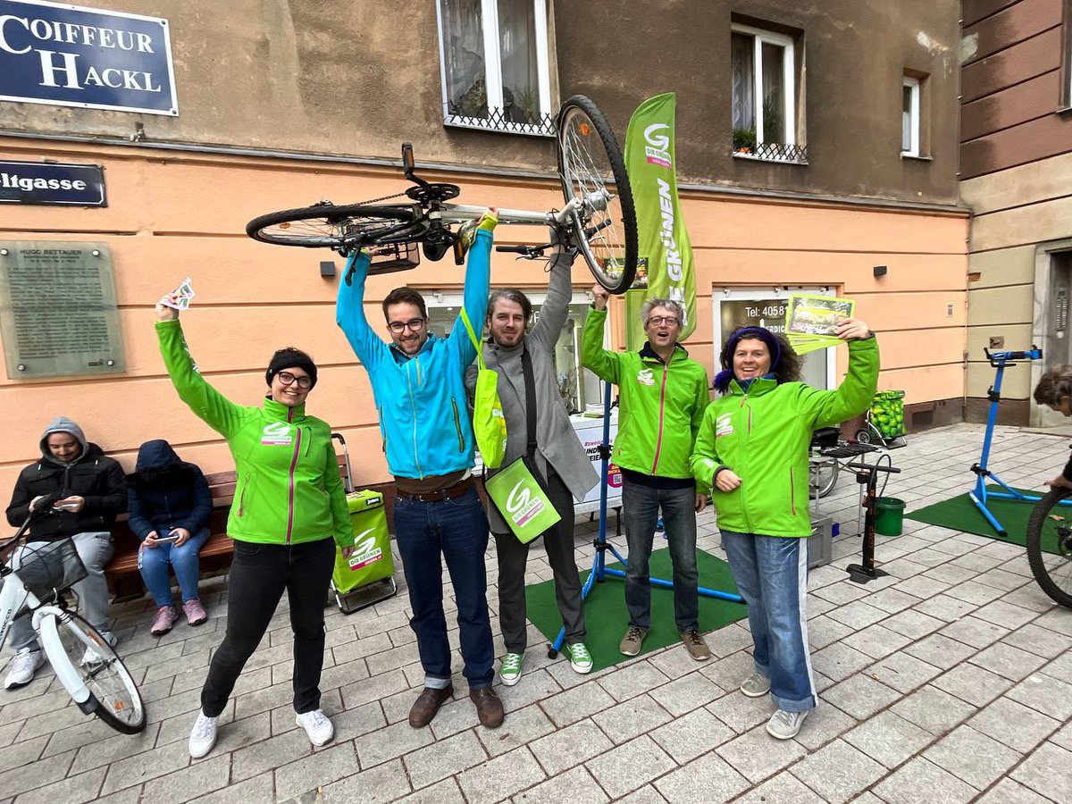 KIlIeou's tweet photo. Hoher Besuch bei der Radrettung zur Jahrhundertchance #2erLinie: Bundespräsident a.D. Heinz Fischer kam vorbei. 
Für Bäume, Platz und extrabreite Radwege auf der Zweierlinie!
Das Interesse war groß, wir bleiben dran. 
Weitere Termine und Infos:
https://t.co/N7pD7xoqGq @gruenewien https://t.co/ZXv0ZbTOXf
