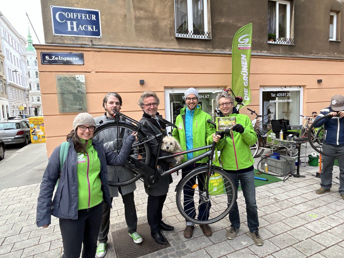 KIlIeou's tweet photo. Hoher Besuch bei der Radrettung zur Jahrhundertchance #2erLinie: Bundespräsident a.D. Heinz Fischer kam vorbei. 
Für Bäume, Platz und extrabreite Radwege auf der Zweierlinie!
Das Interesse war groß, wir bleiben dran. 
Weitere Termine und Infos:
https://t.co/N7pD7xoqGq @gruenewien https://t.co/ZXv0ZbTOXf