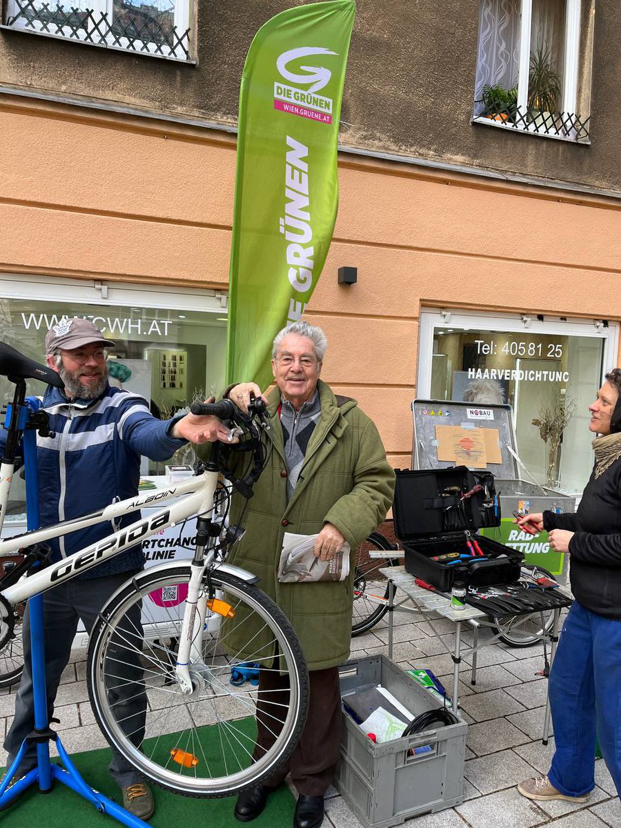 KIlIeou's tweet photo. Hoher Besuch bei der Radrettung zur Jahrhundertchance #2erLinie: Bundespräsident a.D. Heinz Fischer kam vorbei. 
Für Bäume, Platz und extrabreite Radwege auf der Zweierlinie!
Das Interesse war groß, wir bleiben dran. 
Weitere Termine und Infos:
https://t.co/N7pD7xoqGq @gruenewien https://t.co/ZXv0ZbTOXf