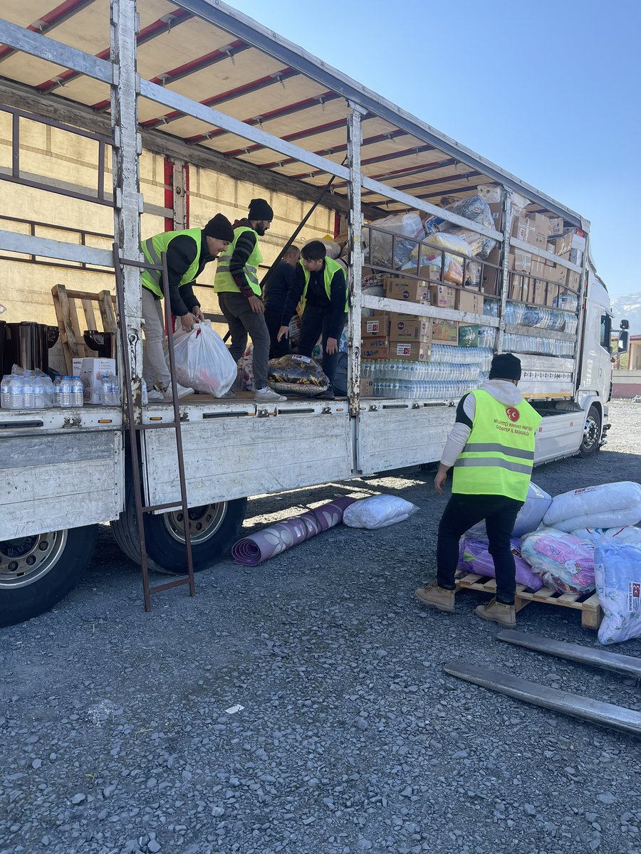 Teşkilatlarımızdan gelen yardım tırlarını vatandaşlarımıza ulaştırıyoruz.

Tüm gücümüzle milletimizin yanındayız.
<a href="/E_SemihYalcin/">E. Semih Yalçın</a> <a href="/gokcelialper/">Alper Topalgökçeli</a>