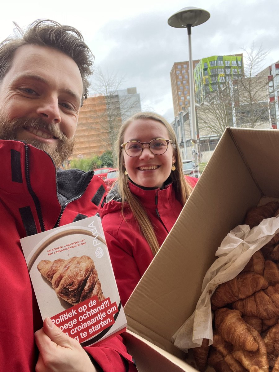 Politiek op de vroege ochtend!? Vanochtend met croissantjes langs de deuren van de IBB gegaan over de komende verkiezingen. #PS2023 <a href="/pvdautrecht/">PvdA Utrecht</a>