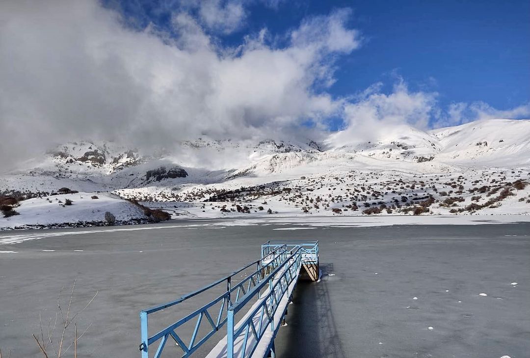 ExperienceAZE's tweet photo. Did that island just move❓

Another rare site in #Azerbaijan that needs no exaggeration… A floating island made of grass and peat! Lake #Batabat sits serenely in the mountains of #Shahbuz District of #Nakhchivan.
#takeanotherlook #experienceazerbaijan #azerbaijan https://t.co/5VBYcwfami