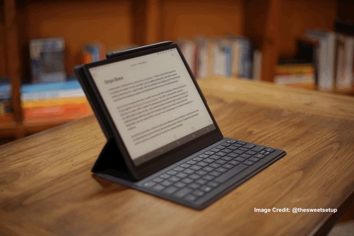 OnyxBoox's tweet image. What can you do on a #TabUltra? Mike Schmitz from @thesweetsetup shared a mindful review of Tab Ultra. He could: 

- Take notes
- Use third-party apps such as #Obsidian,  #ReadwiseReader, #Todoist, and a lot more. 

You can read his full review at thesweetsetup.com/a-mindfulness-…