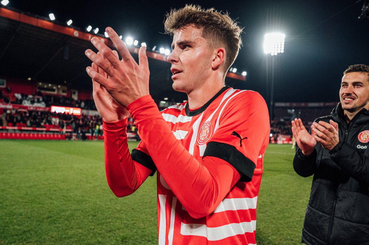 Richiii101's tweet photo. El debut a primera divisió amb el @GironaFC . Em venen al cap tots els moments viscuts des de que vaig arribar a futbol7 al club i passant per totes les categories següents. La nit d'ahir però, no l'oblidaré mai. N'estic segur que és tan sols el principi d'un llarg camí. ❤️🤍 https://t.co/telLJcoMDp