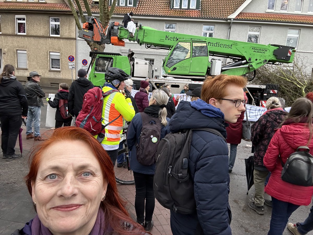 Kapetanio's tweet photo. Viele Menschen sind zur Demo auf die #WedauerStrasse gekommen 💪🏼#Volt ist auch dabei 💜 
Was sich diese Stadt #Duisburg trotz #Klimawandel alles erlaubt, ist unfassbar! 26 gesunde 50jährige Bäume werden gefällt 😔 https://t.co/RQbBf0YDK1