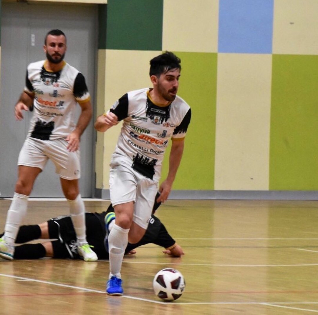 entorno5x5's tweet photo. 💥 🏆 Serie A2 - Girone B 🇮🇹 💥

🗞️ Los españoles @sergioquilez24 🇪🇦, #ToniJodas 🇪🇦 y @IvanQuintin 🇪🇦 son jugadores de #CittaDiMassa 🇮🇹, que actualmente se encuentra en la 13ª posición del Grupo B de la @DivCalcio5 Serie A2 de Italia. ¡A asegurar la permanencia cracks! 💪🏻

#Massa https://t.co/dFRDJzQwlT