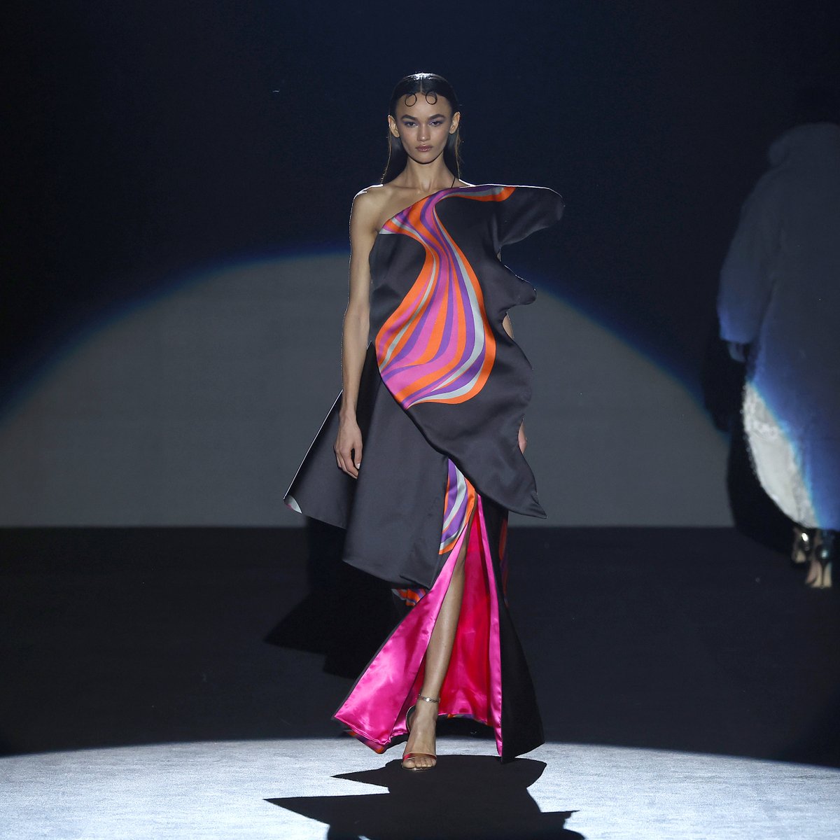 La diseñadora cántabra <a href="/TetebyOdette/">Teté by Odette</a> presenta su colección por primera vez en el marco de la 77ª edición de #MBFWMadrid.

La paleta de ‘Titalee’ fluye entre el marfil y el negro acompañada de vibrante fucsia, azul eléctrico, elegante negro, eterno blanco y llamativos estampados.
