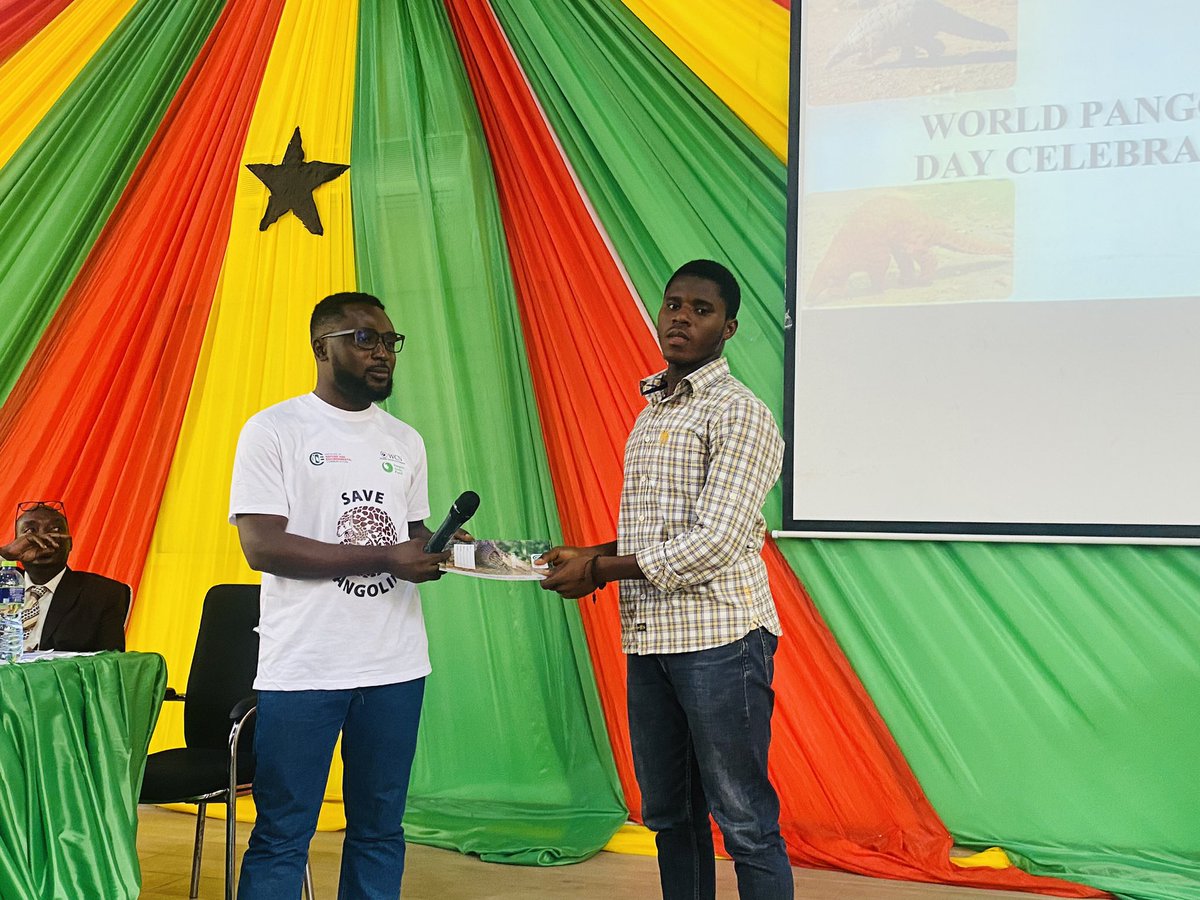canarsa_knust's tweet photo. At the end of a wonderful educative session, souvenirs were awarded to participants who engaged in the questions and answers session.

#WorldPangolinDay https://t.co/Q7Q0DDyWiV
