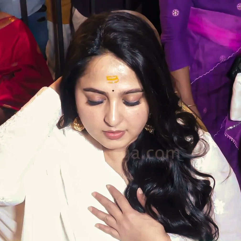 Tmanushkashetty's tweet photo. Happy Maha Shivrathri everyone 🔱🕉
Sweety with her family at bangalore 
After so many days watching sweety 😍
#Mahashivratri2023 
#AnushkaShetty 
@MsAnushkaShetty https://t.co/OfN3EnLB9Q