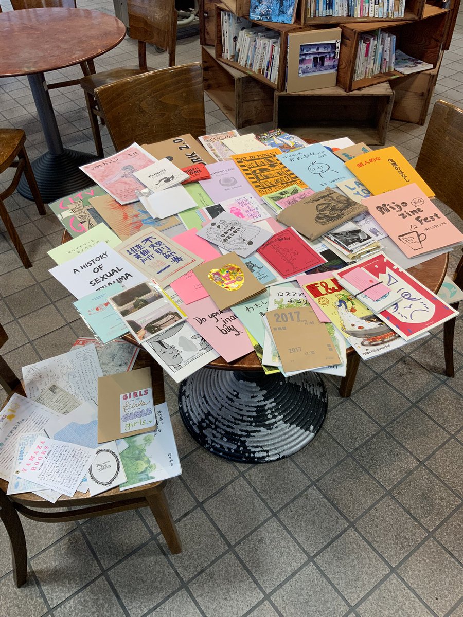 ozdfest's tweet photo. 今日のワークショップでは、これまで交換したり、いただいたり、購入したzineの一部を持っていって並べてみました。本当はもっとたくさん見てほしいものがあったのですが…
“Zineってどんなもの?“に答えるには、見てもらうのが一番早かろうということで。
#ozdf2023 #ozdfworkshop #zineworkshop https://t.co/FH0qTWKE18