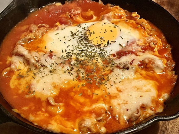 スキレットで豚肉トマト煮食べてる 