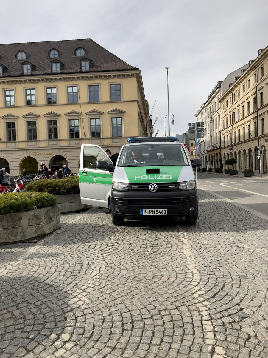 julian_climate's tweet photo. Zur #siko parkt die Polizei auch auf Radwegen, die problemlos frei bleiben könnten. https://t.co/7lSP0nEXtr