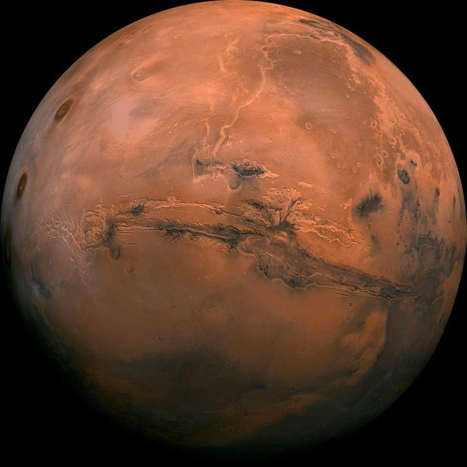CuriosityonX's tweet photo. Clearest picture of Mars ever taken. https://t.co/gab1V0fMWe