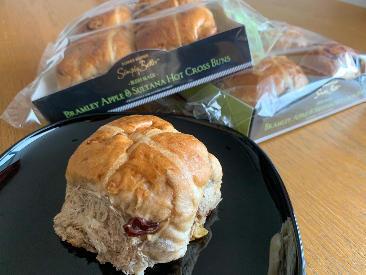 jaymperry's tweet photo. My new obsession: @SimplyBetterDS Bramley Apple &amp; Sultana Hot Cross Buns 🤤 #notsponsored @dunnesstores #irishmade https://t.co/8tAcV2Cmqz